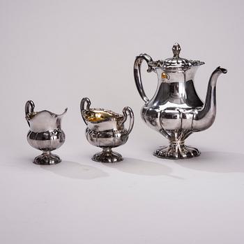 KAFFEKANNA, SOCKERSKÅL och GRÄDDSNÄCKA, silver, Auran Kultaseppä, Åbo och Hopeakeskus, Tavastehus 1964. Vikt 932 g.