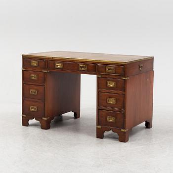 Skrivbord, engelskt, 1900-talets andra hälft.