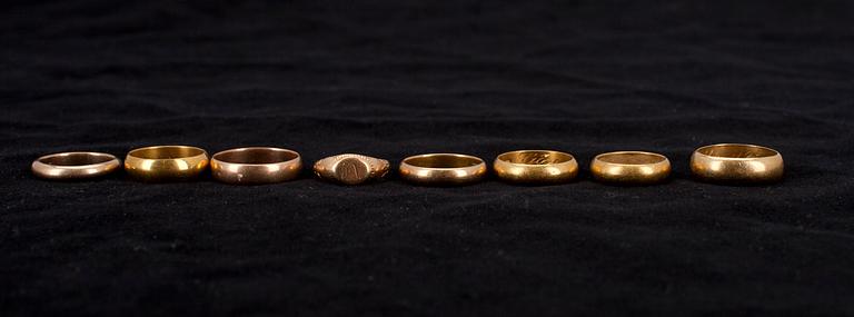 RINGAR, 8 st, guld, 1900-tal. Vikt ca 43,2 g.