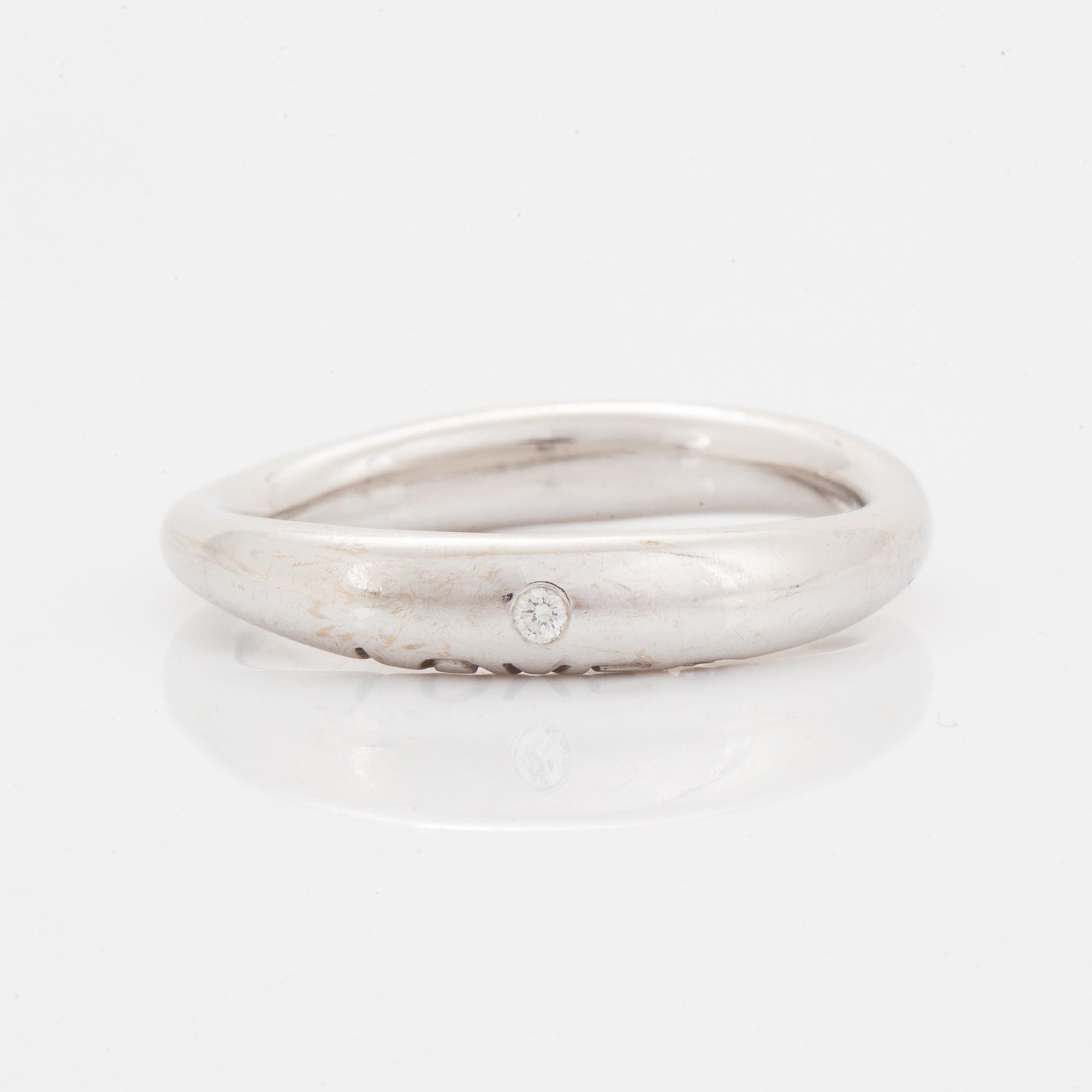 Ole Lynggaard, Charlotte Lynggaard, Love ring nr 3 vitguld med briljantslipad diamant ca 0.015 ct.