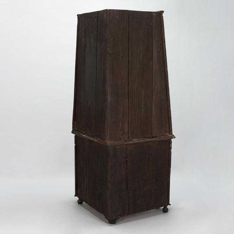 A 18th/19th century two parts corner cabinet.