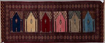 A RUNNER, a Pakistan Saff, ca 220 x 88,5 cm.