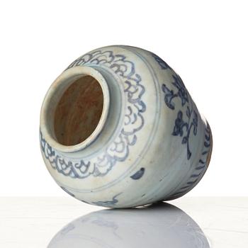 A blue and white jar and a dish, Ming dynasty (1368-1644).