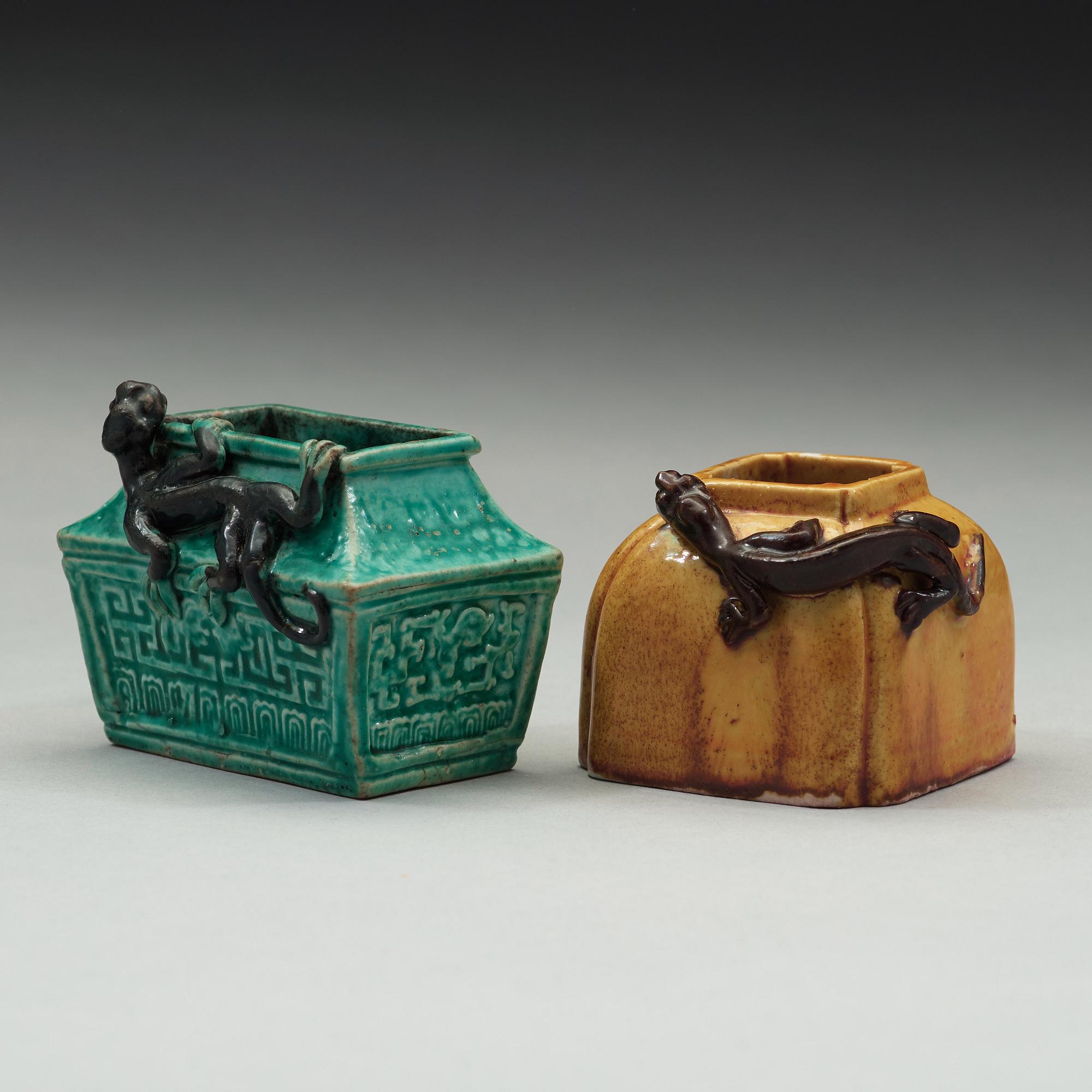 PENSELBAD, två stycken, porslin. Qingdynastin, 1800-tal.