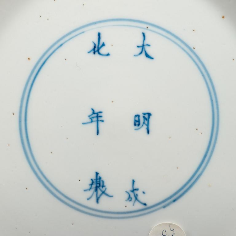 A set of five blue and white lotus shaped dishes, Qing dynasty Kangxi (1662-1723), with Chenghuas six characters mark.