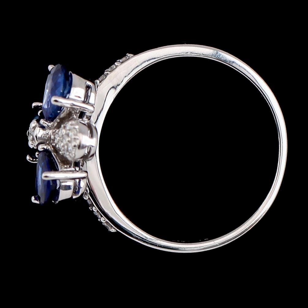 RING, 14K vitguld, safirer och diamanter. Vikt ca 4 g.