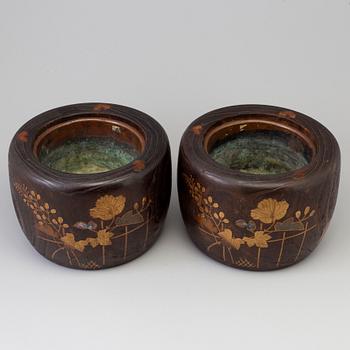 HIBICHI KRUKOR, ett par, trä med kopparinsats. Japan, Meiji (1868-1912).