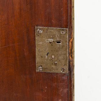 Skåp sengustavianskt, 1800-talets början och slut.