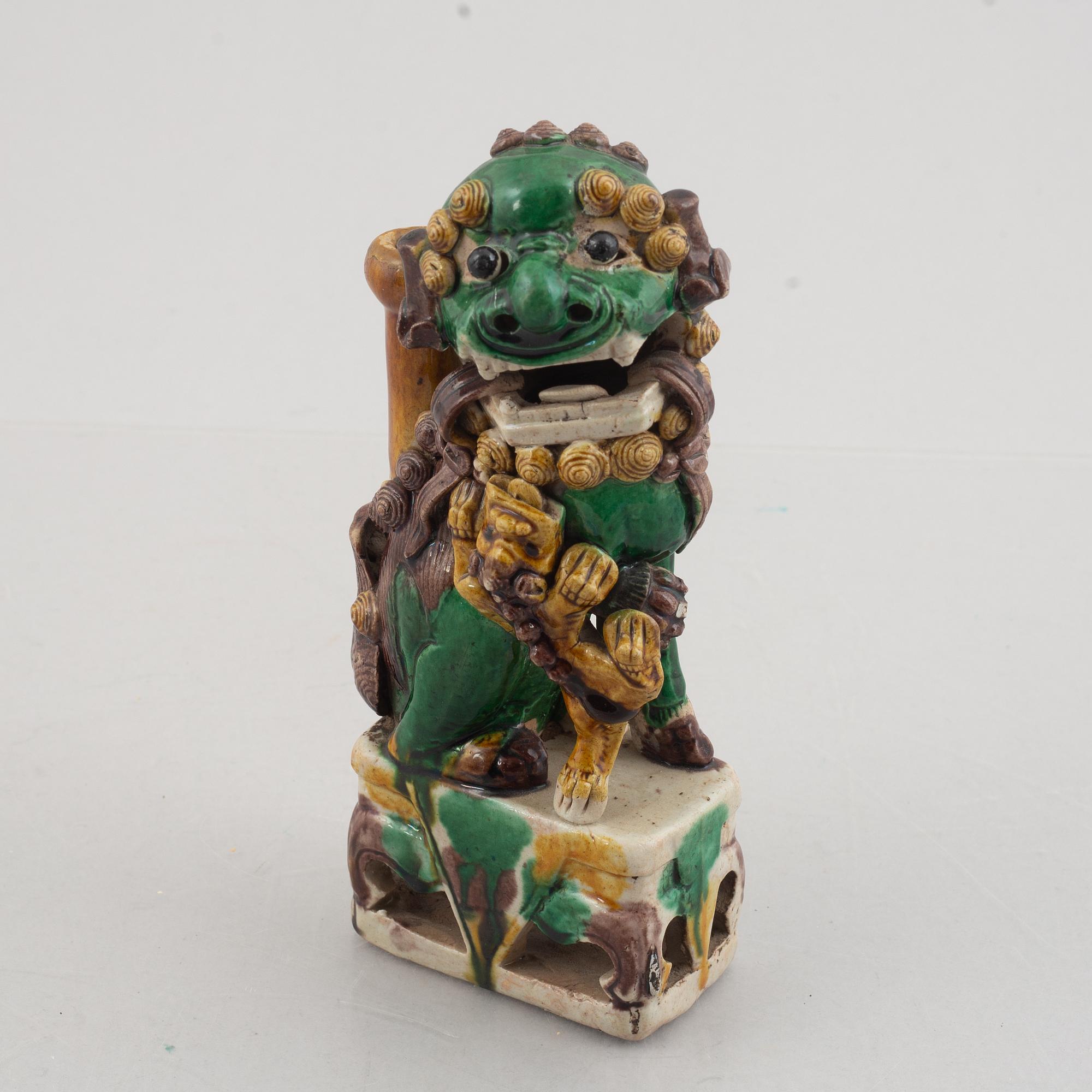 An egg and spinach glazed joss stick holder, Qing dynasty, Kangxi (1662-1722).