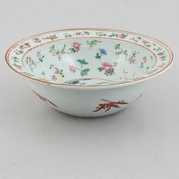 A porcelain bowl/wash basin, China, late Qing dynasty.