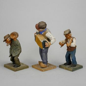 TRÄFIGURER, 3 st, två otydl signerade med datering 1933 resp 1938, en otydligt monogramsignerad.