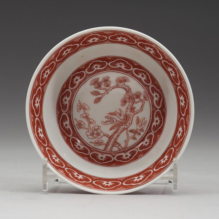 SKÅL, porslin. Sen Qingdynasti med Xianfengs märke (1644-1912).