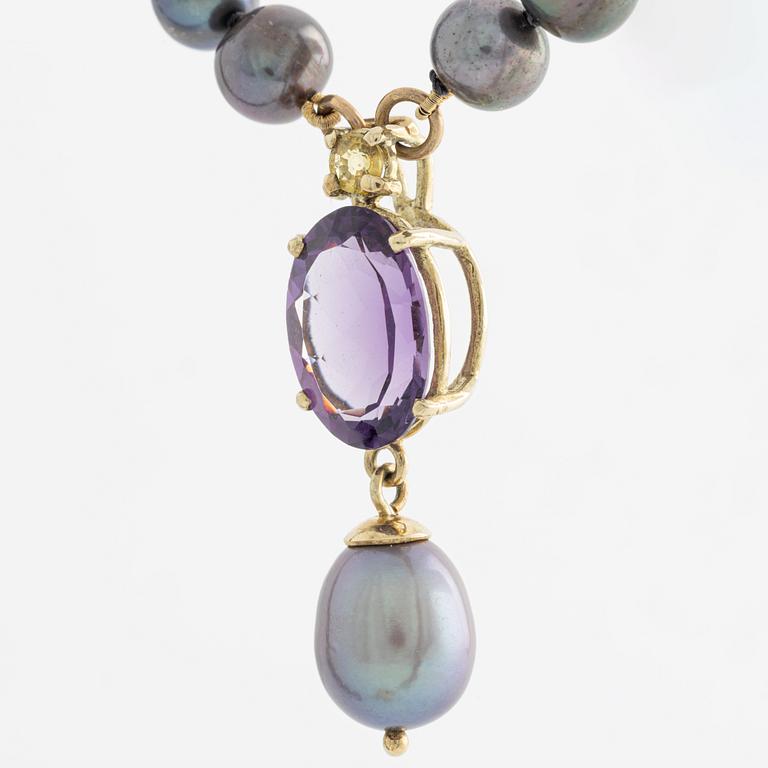 Collier, med odlade pärlor samt lås i guld med ametist och pärlhänge.