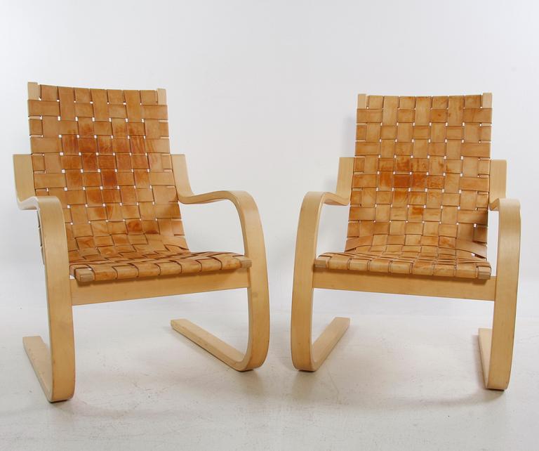 KARMSTOLAR, ett par. Design Alvar Aalto, modell 406.