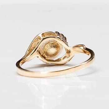 RING, 14K guld, pärla, 2 diamanter tot. 0,02 ct. M. Hyvärinen 1984. Vikt 1,8 g.