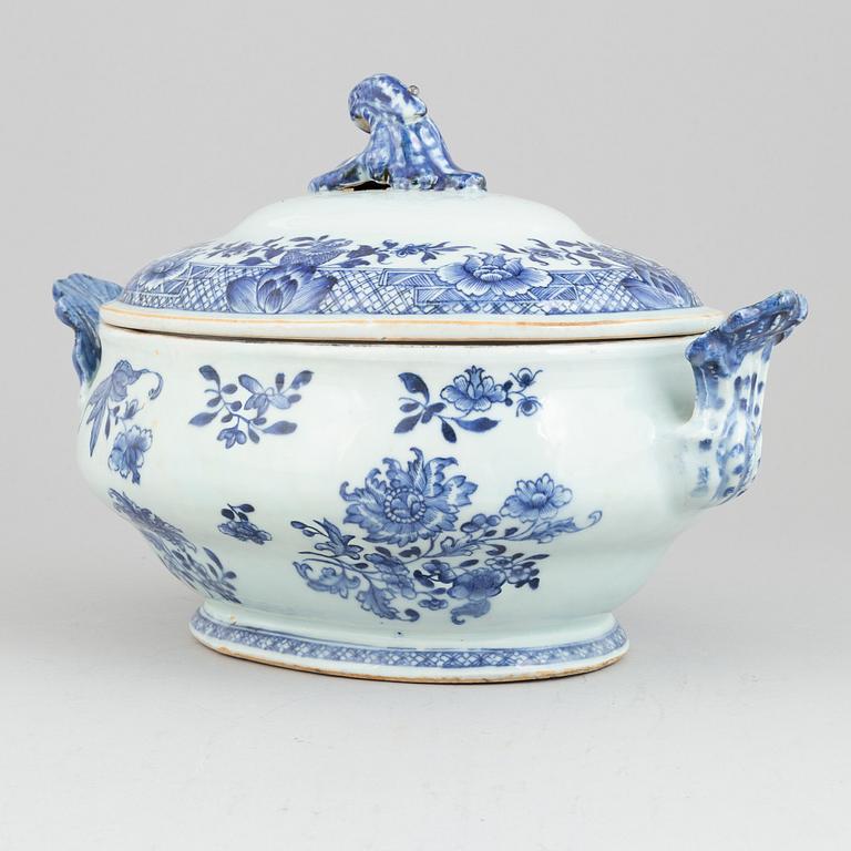 Terrin med lock, kompaniporslin, Kina, Qingdynastin, Jiaqing (1796-1820).