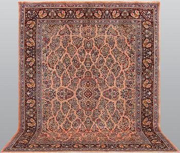 A Sarouk carpet, ca 323 x 248 cm.