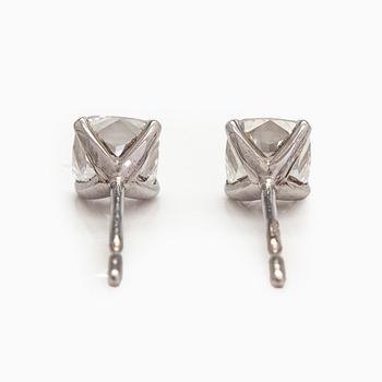 Korvakorut, tyynynmuotoiset briljanttihiotut timantit, yhteensä 1,48 ct, 14K valkokultaa.