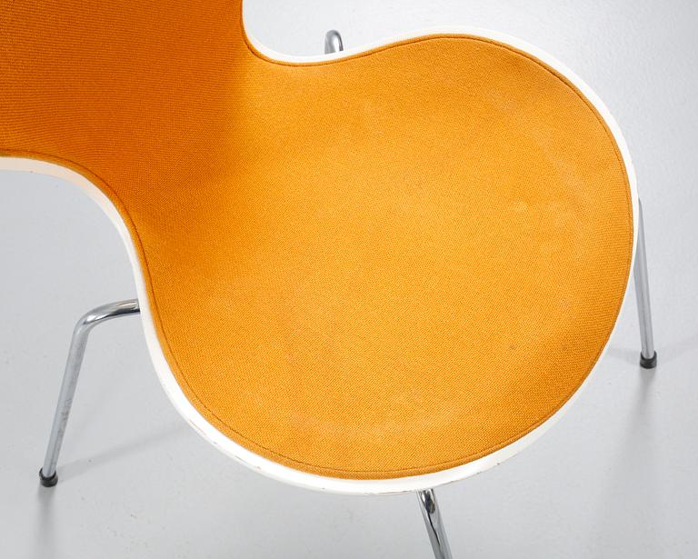 ARNE JACOBSEN, 4 st, stolar,  "Sjuan", Fritz Hansen, 1978.