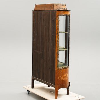 VITRINSKÅP, Louis XVI-stil, 1900-talets första hälft.