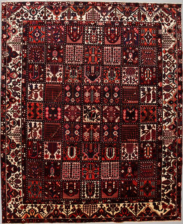 MATTA, Bahktiari, s.k trädgårdsmatta. 1900-talets slut. 
Ca 388x320.