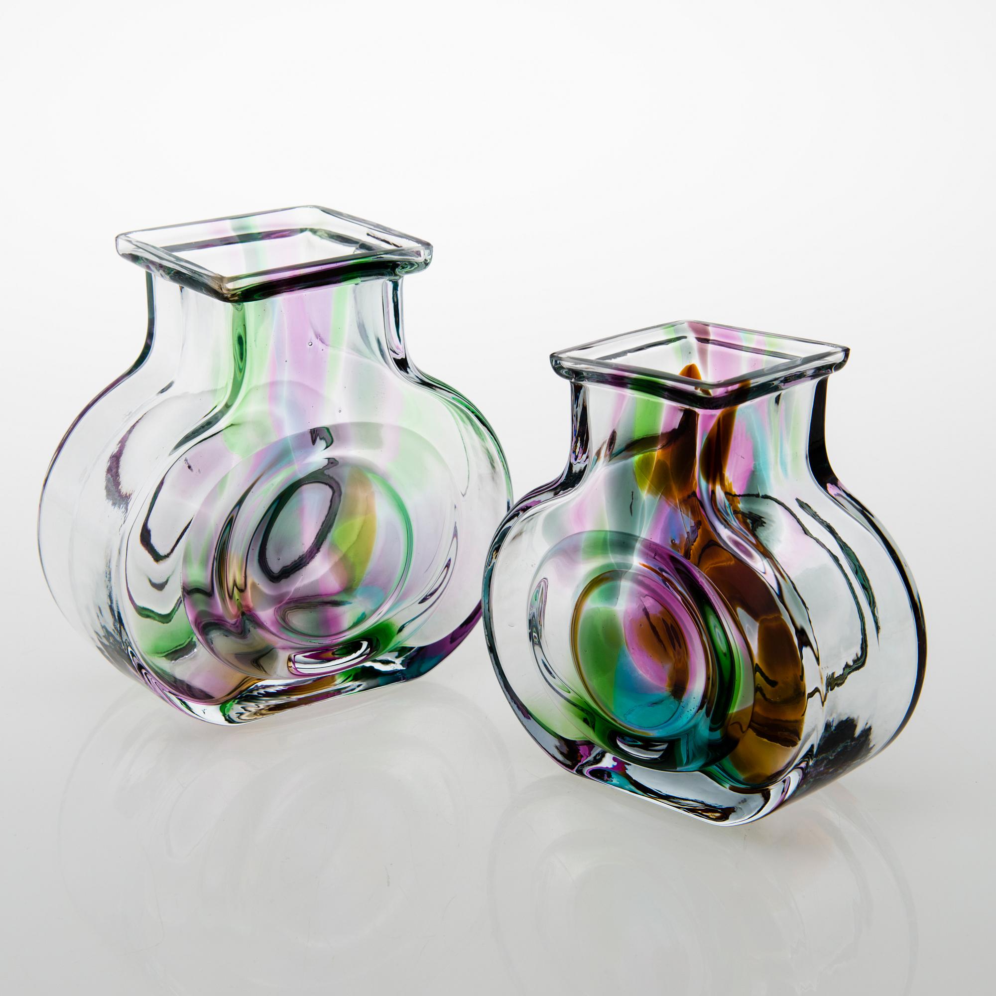 HELENA TYNELL, vaser, 2 st signerade Riihimäen Lasi Oy, Helena Tynell.