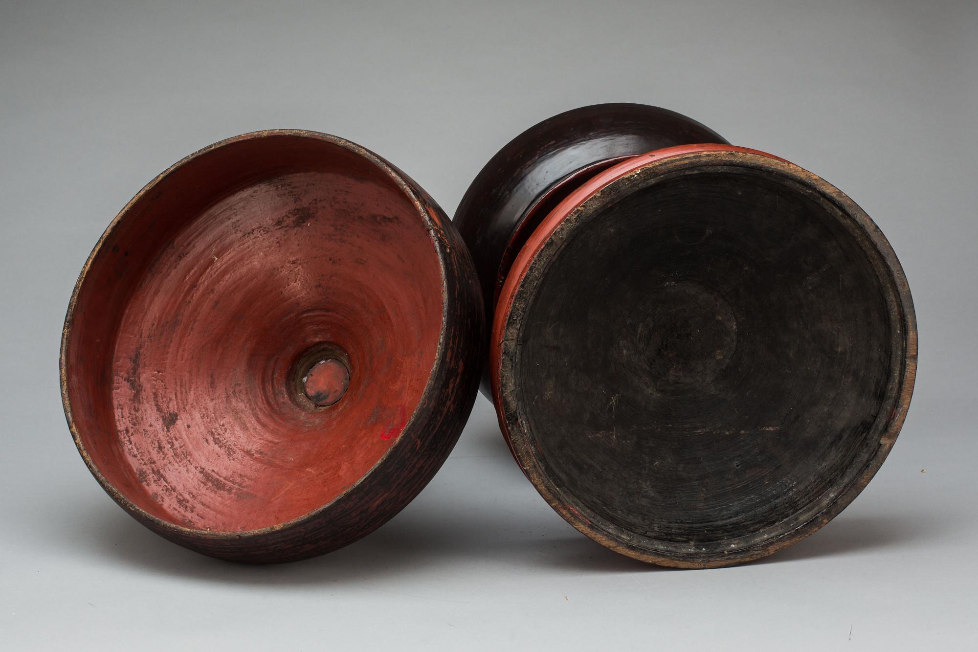 GOLVURNOR med LOCK, 2 st, trä, 1900-tal. Burma.