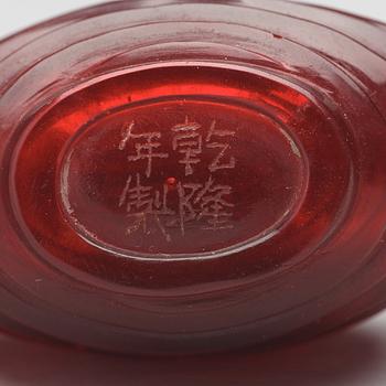 SNUSFLASKOR, två stycken, pekingglas. Kina, 1900-tal.