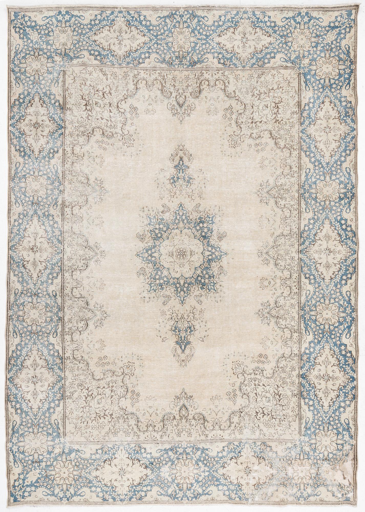 A carpet, vintage design, approx. 423 x 300 cm.