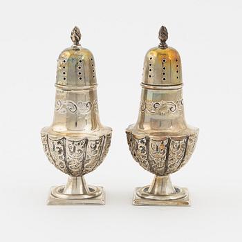 Demitassekoppar, 3st, samt ströare, ett par, porslin och silver, 5st, Birmingham, bl a 1906.