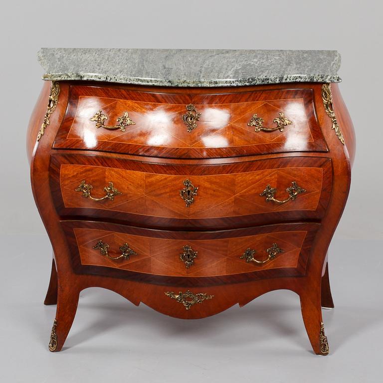 BYRÅ, rokokostil, omkring 1900-talets mitt.