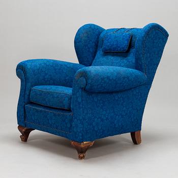 A mid-20th century armchair.