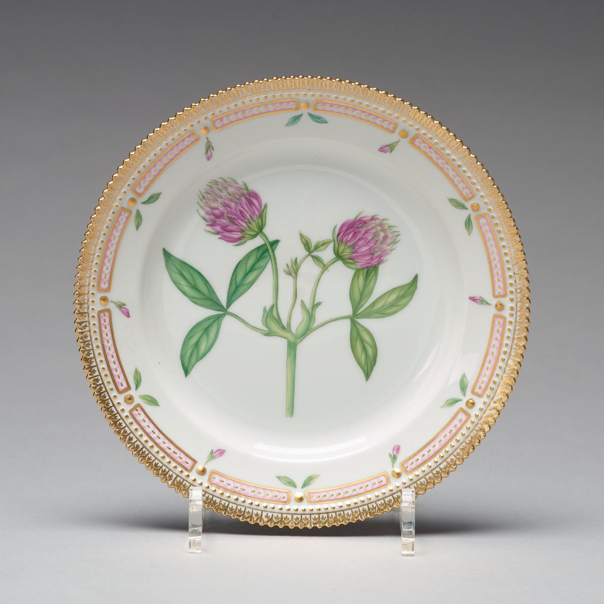 BULJONGKOPPAR med FAT, tre stycken samt FAT, porslin. "Flora Danica", Royal Copenhagen, Danmark, 1900-tal.