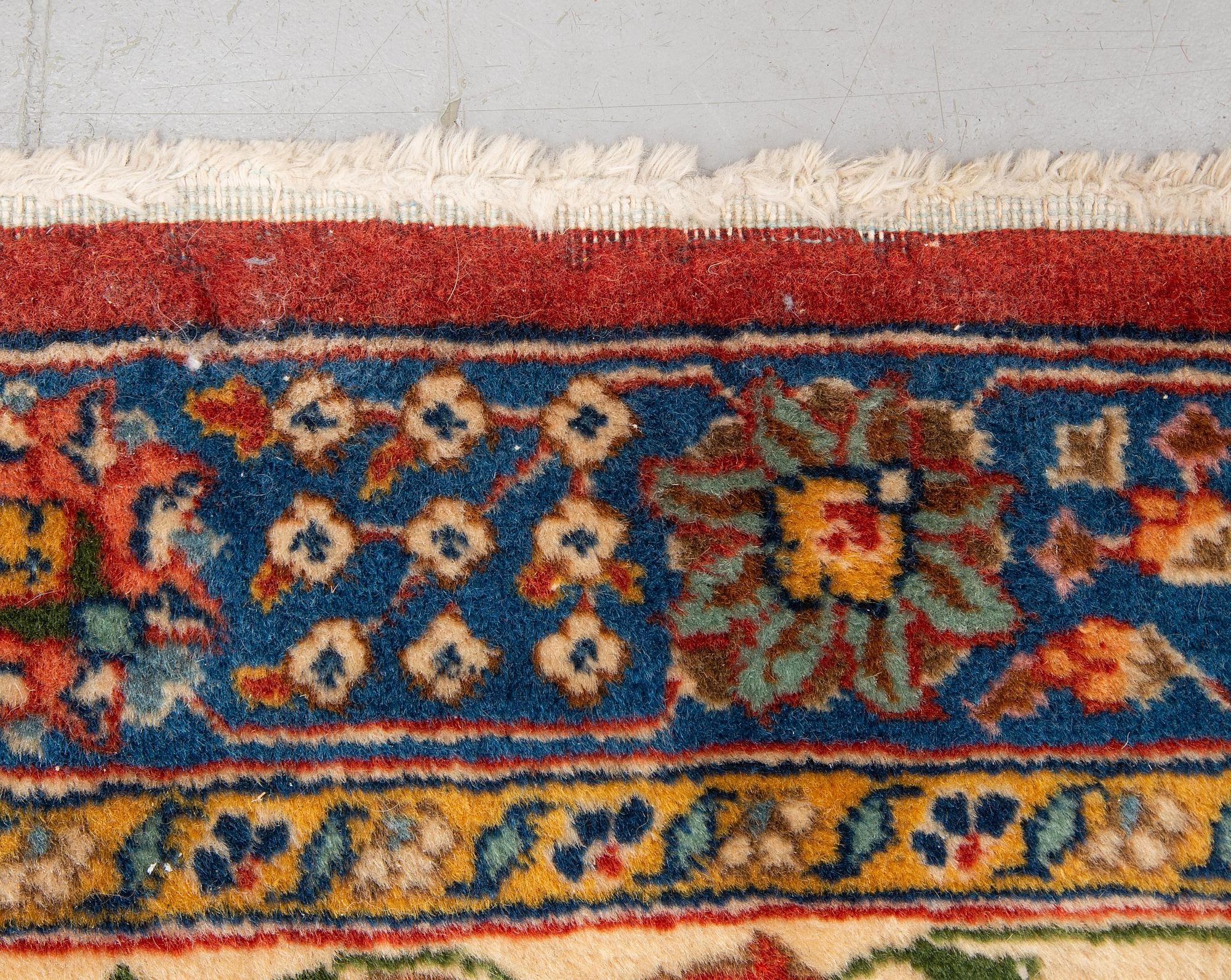 Matta, semiantik Täbris, ca 528-535 x 346,5-352,5 cm, signerad Farhan.
