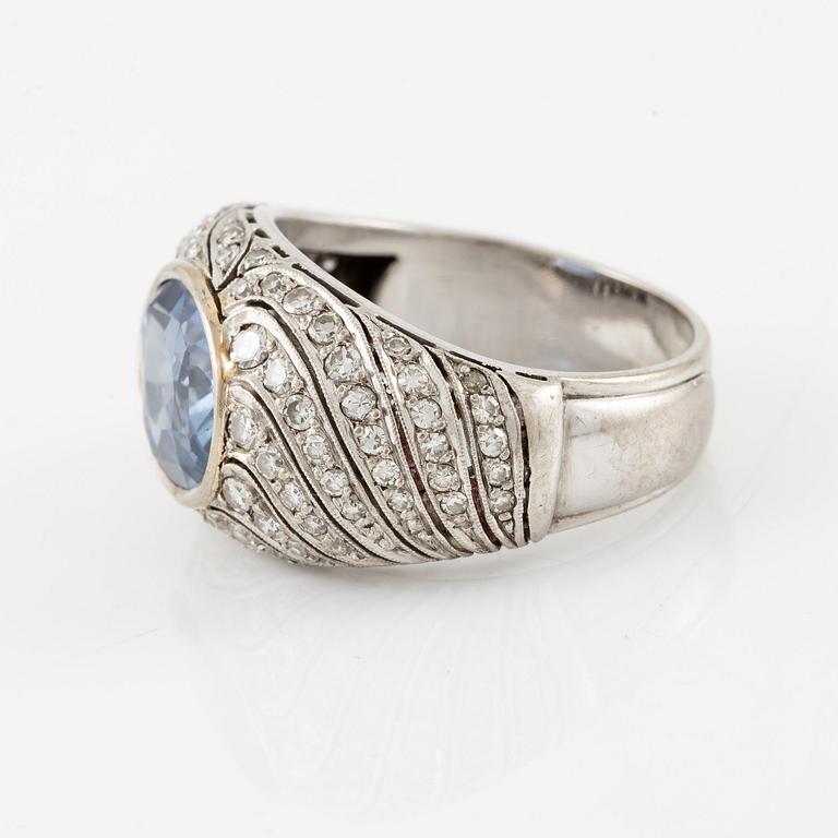 A ring in 18K white gold with a faceted sapphire and eight-cut diamonds.