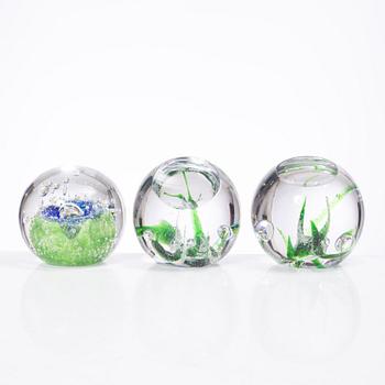 Vicke Lindstrand, Göran Wärff, Caithness of Scotland, five glass paper weights, signed.