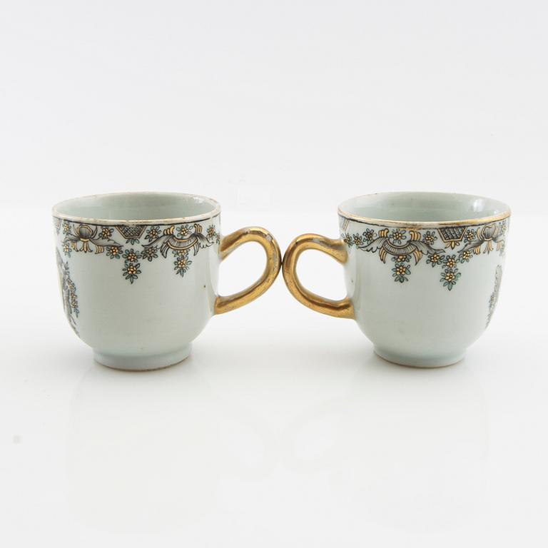 Jug with lid and cups 2 pcs China Yongzheng (1723-35) porcelain.