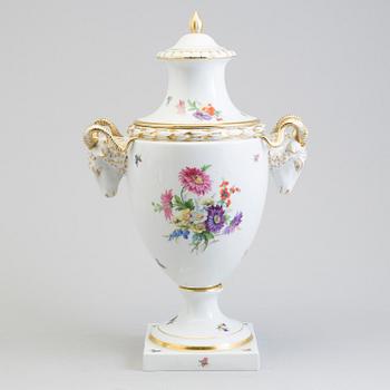 LOCKURNA, porslin, Fürstenberg, 1900-talets första hälft.
