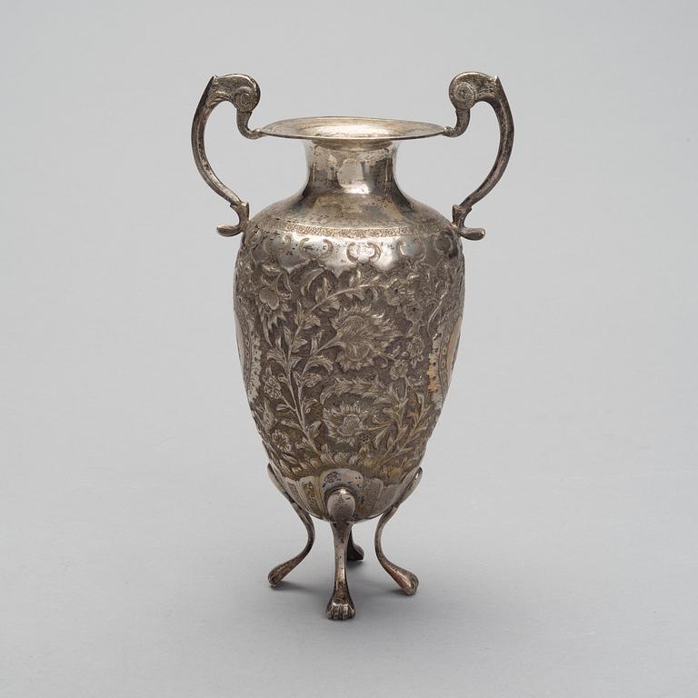 URNA / VAS, österländskt silver, finska kontrollstämplar 1969. Vikt 560 g.