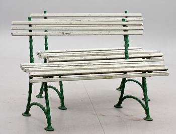 TRÄDGÅRDSBÄNKAR, ett par, 1900-talets första hälft.