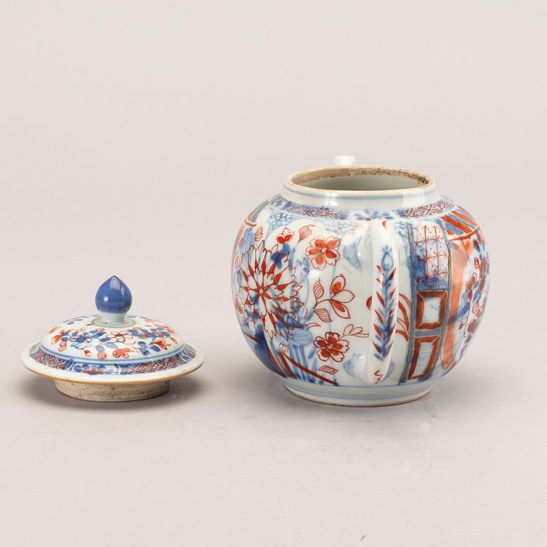 A Chinese porcelain teapot with cover, Qing dynasty, Qianlong (1736-95).