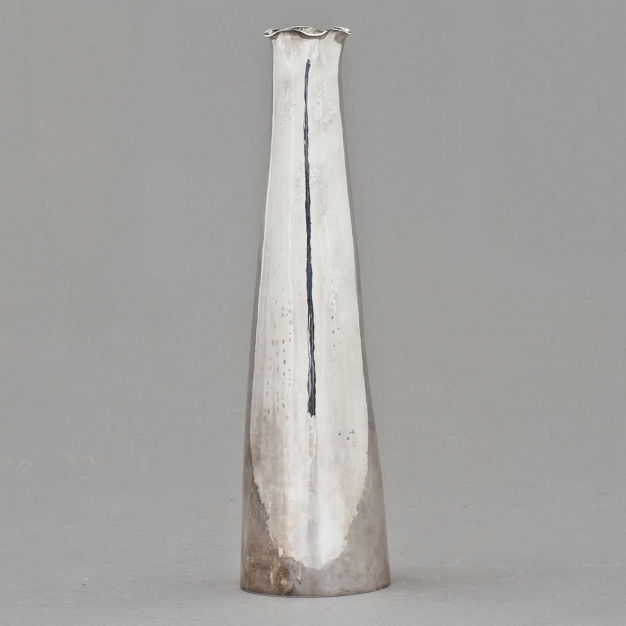 VAS, sterlingsilver, Sven Arne Gillgren, GAB, Stockholm, 1946. Vikt 410 g.