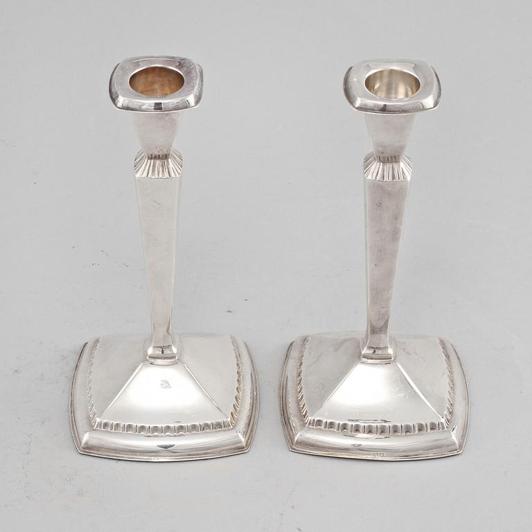 LJUSSTAKAR, ett par, silver, omkring 1900-talets mitt.
