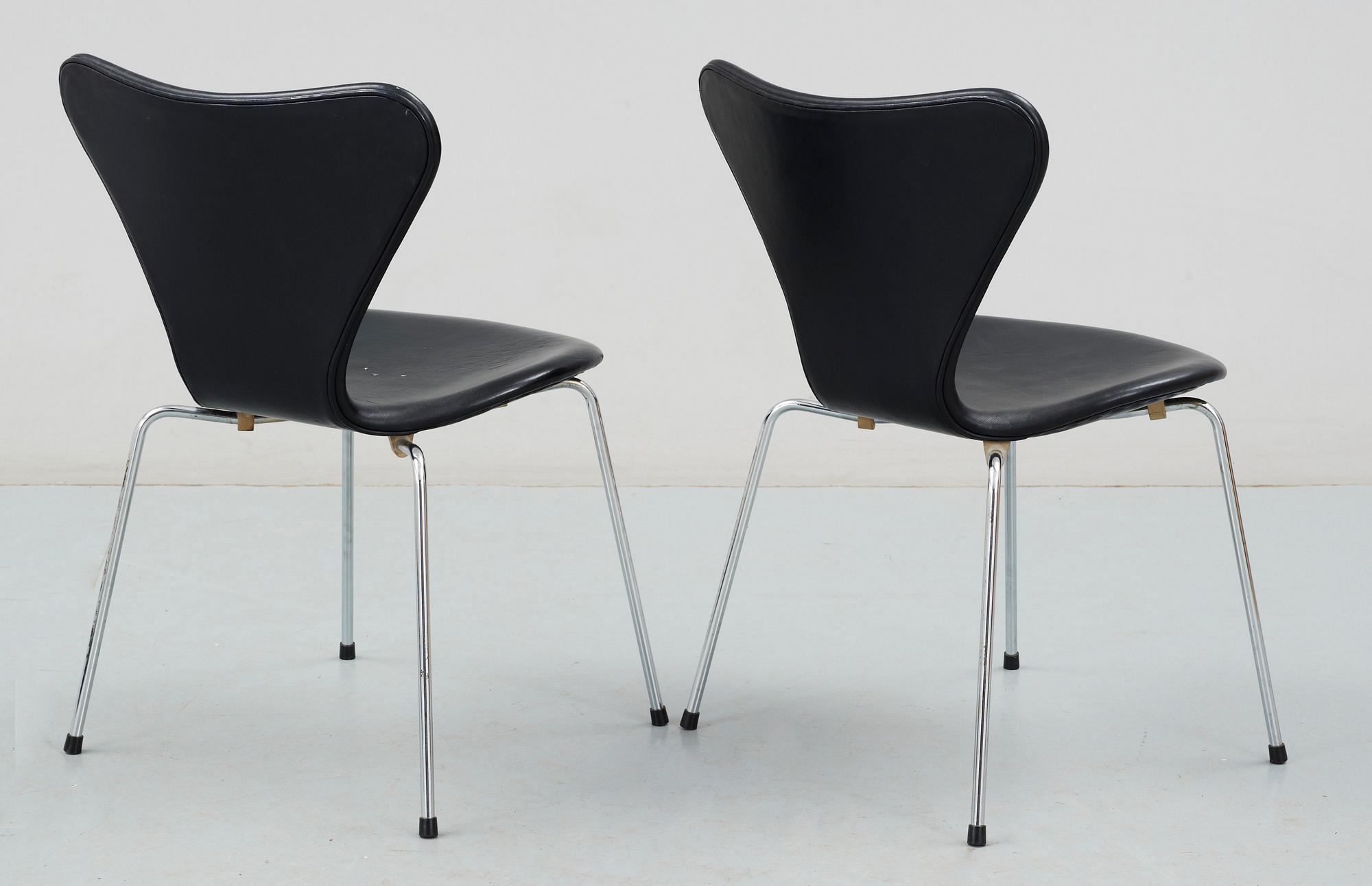 STOLAR, ett par "Sjuan", Arne Jacobsen för Fritz Hansen, 1981.