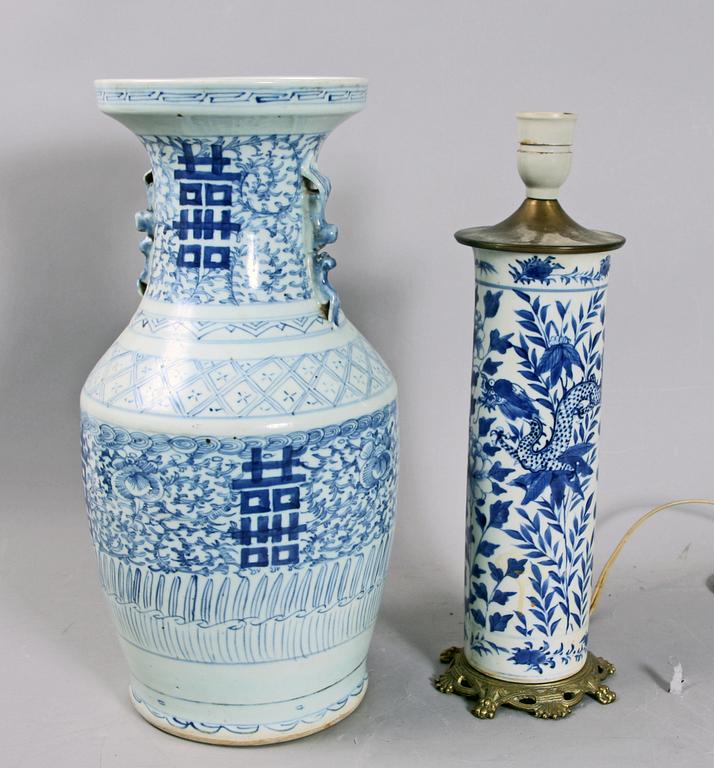 PRAKTVAS OCH BORDSLAMPA, porslin. Kina.