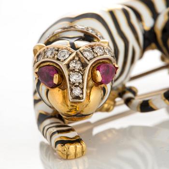 Kattbrosch 18K guld med svart och vit emalj samt runda briljantslipade diamanter och fasettslipade rubiner.
