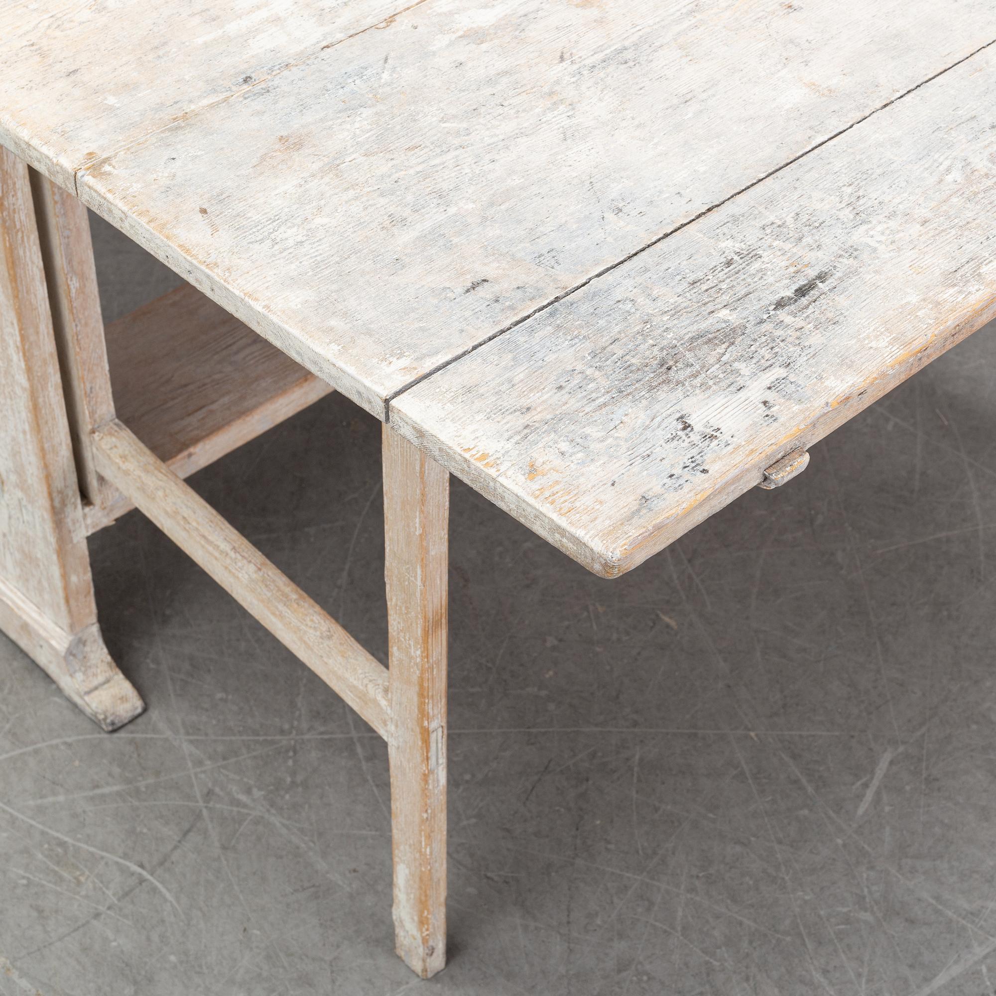 A painted gustavian gate-leg table, around the year 1800.