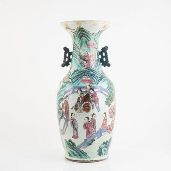 A famille rose vase, Qing dynasty, 19th Century.