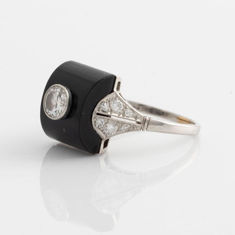 Ring with onyx and diamonds.