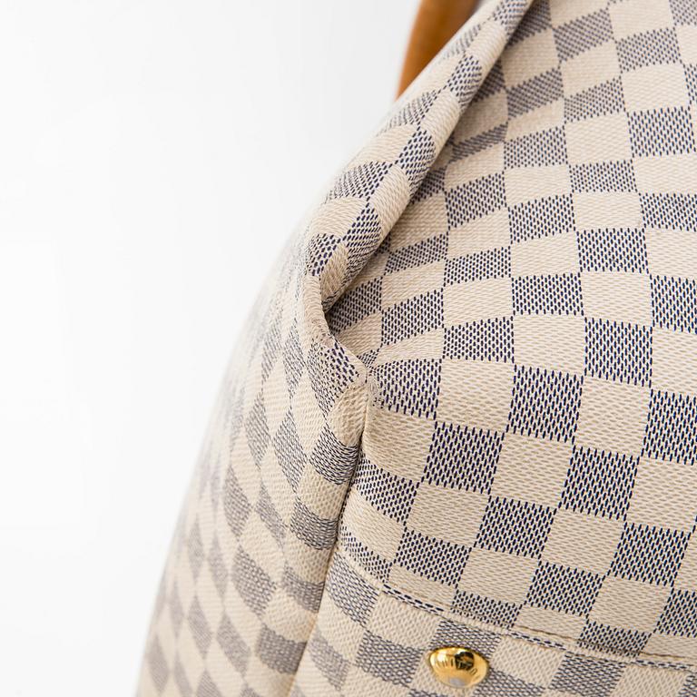 Louis Vuitton, an 'Artsy MM' handbag.